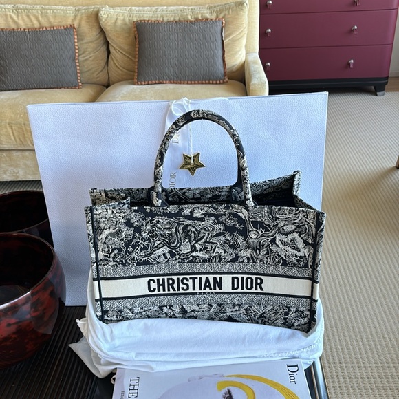 Dior large Book tote in Navy Blue. - Picture 2 of 16